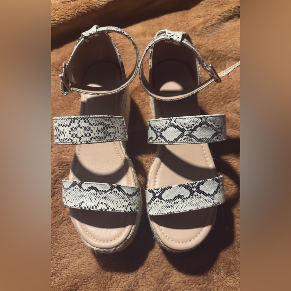 New Snakeskin flat form platform sandals size 8